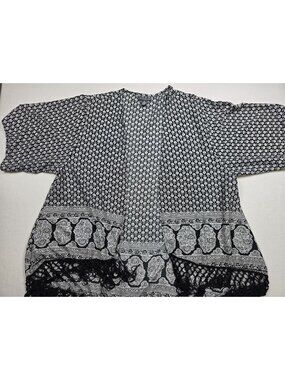 Chelsea & Theodore Black & White Floral Print Open Front Kimono Fringe Hem 2X